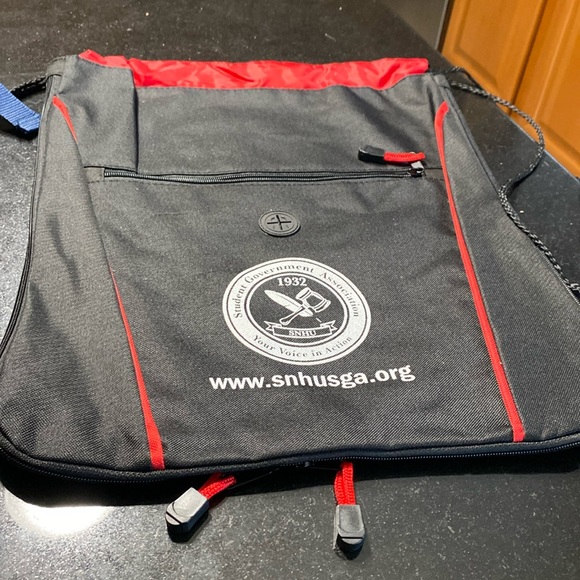 Expandable, sling, backpack, heavy duty area for your headphones to come through - Picture 1 of 7